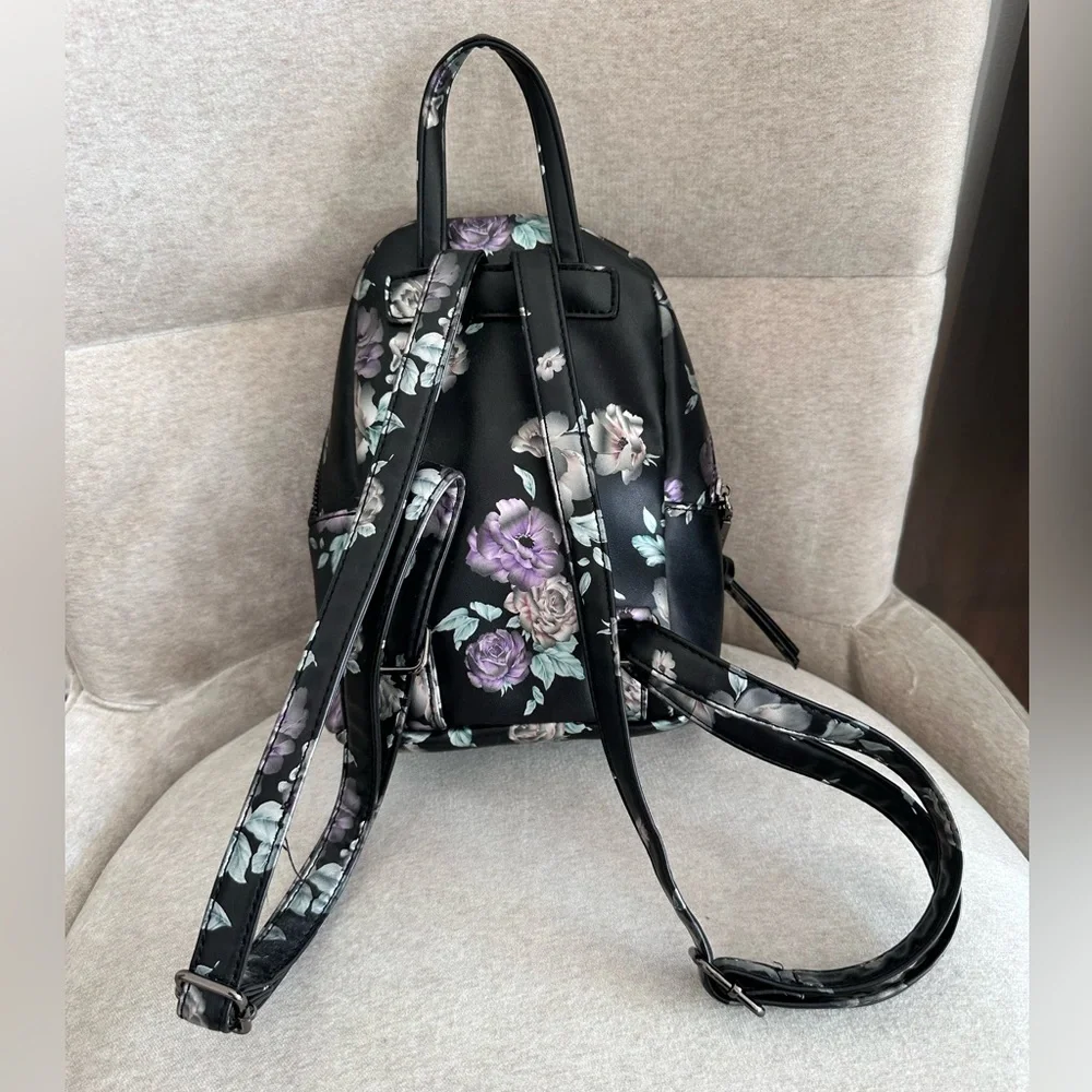 Mini backpack with flowers, double pocket.